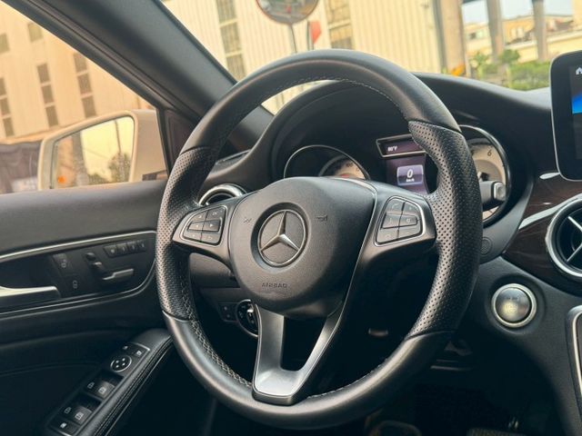 保證實車實價 / GLA250 4MATIC / 盲點 / 摸門解鎖 / 全景天窗 / 導航 / 倒車影像  第5張相片