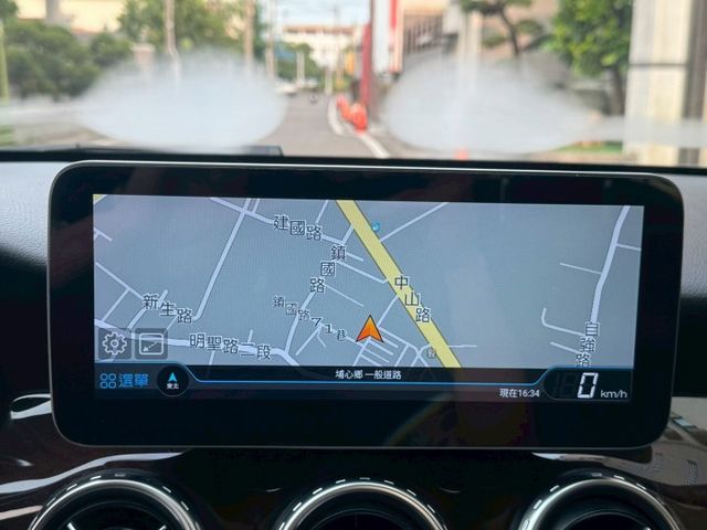 保證實車實價 / GLA250 4MATIC / 盲點 / 摸門解鎖 / 全景天窗 / 導航 / 倒車影像  第8張相片