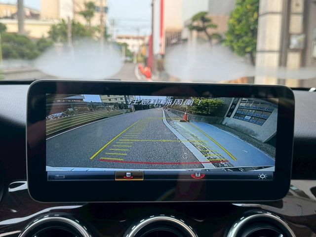 保證實車實價 / GLA250 4MATIC / 盲點 / 摸門解鎖 / 全景天窗 / 導航 / 倒車影像  第9張相片