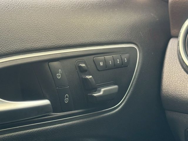 保證實車實價 / GLA250 4MATIC / 盲點 / 摸門解鎖 / 全景天窗 / 導航 / 倒車影像  第12張相片