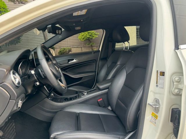 保證實車實價 / GLA250 4MATIC / 盲點 / 摸門解鎖 / 全景天窗 / 導航 / 倒車影像  第13張相片