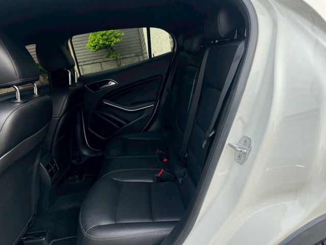 保證實車實價 / GLA250 4MATIC / 盲點 / 摸門解鎖 / 全景天窗 / 導航 / 倒車影像  第14張相片