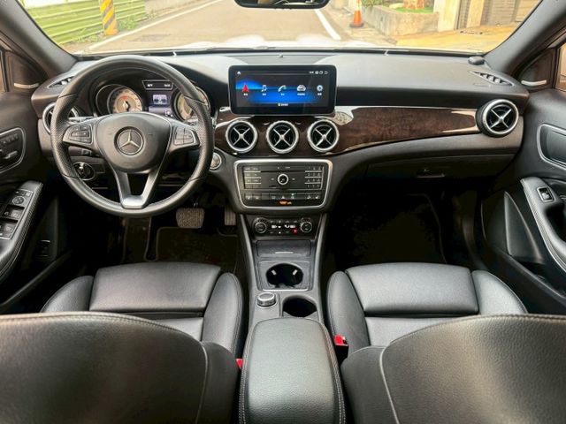 保證實車實價 / GLA250 4MATIC / 盲點 / 摸門解鎖 / 全景天窗 / 導航 / 倒車影像  第15張相片