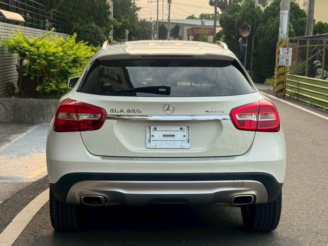 保證實車實價 / GLA250 4MATIC / 盲點 / 摸門解鎖 / 全景天窗 / 導航 / 倒車影像  第16張相片
