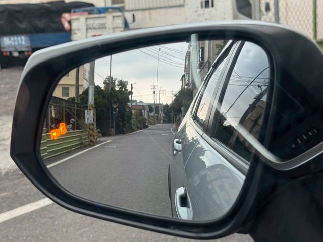 保證實車實價 / 摸門解鎖 / 盲點 / 定速 / 雙前加熱椅 / 導航 / 倒車影像  第4張相片