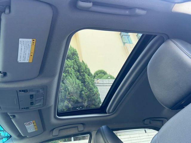 保證實車實價 / 2.5 油電 / 摸門 / 免鑰匙啟動 / 定速 / 胎壓偵測 / 導航 / 倒車顯影  第14張相片