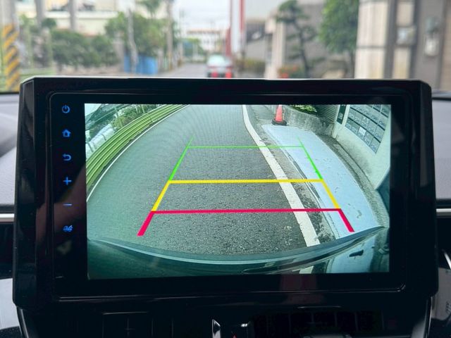 保證實車實價 / 油電混合 / 摸門 / 免鑰匙啟動 / 定速 / 車道偏移  第11張相片