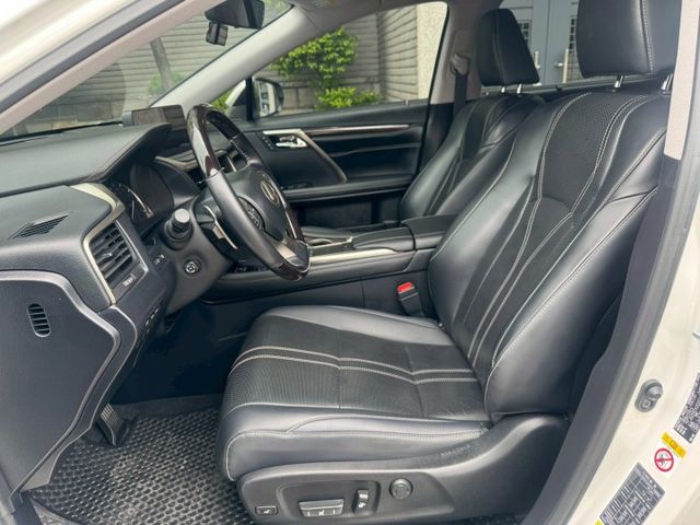保證實車實價 / LEXUS RX350 雙前+後座 電動調整 / 全景天窗 / 電動尾門 / 導航 / 倒車顯影  第16張相片