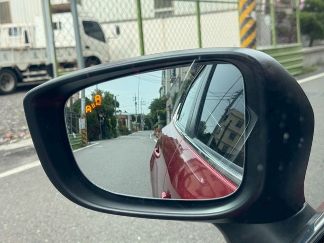 保證實車實價 / 2.0  5D / 摸門 / 盲點 / 導航 / 倒車影像  第4張相片