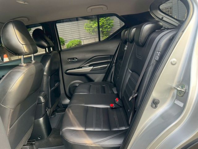 保證實車實價 / 摸門 / 免鑰匙啟動 / 導航 / 倒車影像 /  第11張相片