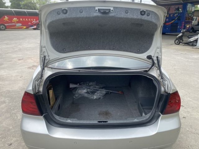 BMW寶馬 320I SEDAN ZA  第13張相片
