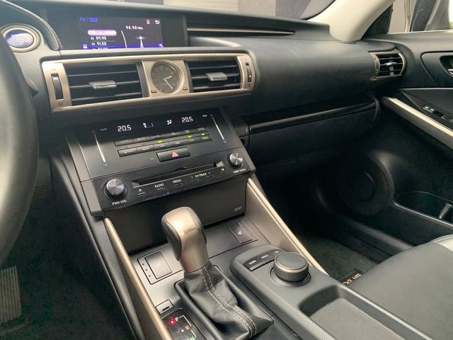 LEXUS凌志 IS 300H  第5張相片