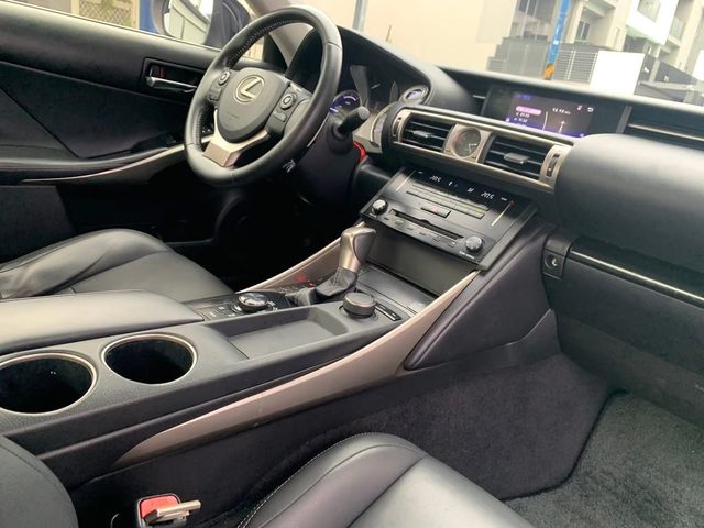 LEXUS凌志 IS 300H  第7張相片