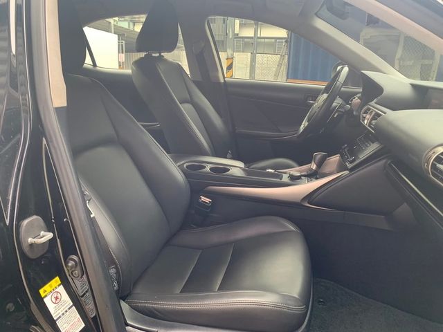 LEXUS凌志 IS 300H  第8張相片