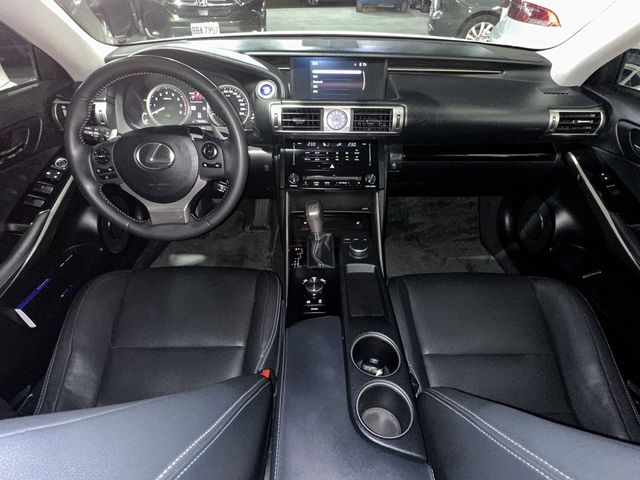 LEXUS凌志 IS 300H  第7張相片