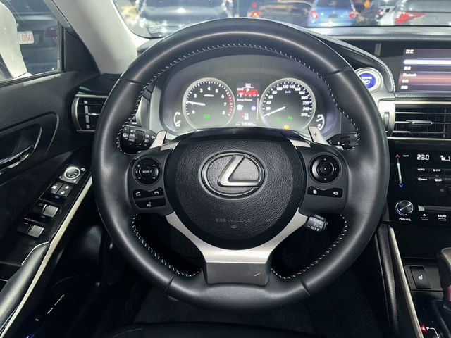 LEXUS凌志 IS 300H  第8張相片