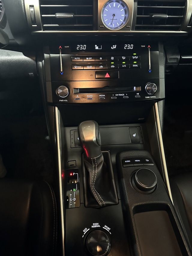 LEXUS凌志 IS 300H  第11張相片