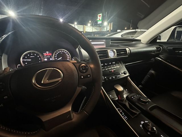 LEXUS凌志 IS 300H  第12張相片