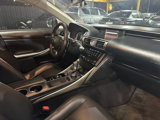 LEXUS凌志 IS 300H  第13張相片