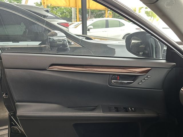 LEXUS凌志 ES300H  第5張相片