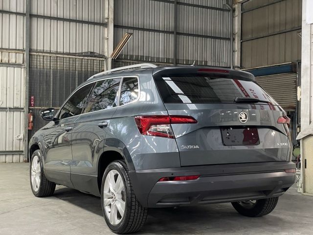 正2018 Skoda Karoq 1.5 TSI 尊榮版 新車125.9萬 整車原鈑件 ACC跟車系統 安全操控性佳  第3張相片