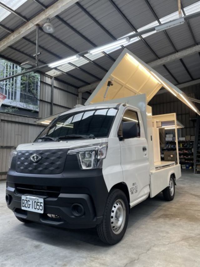 電動開啟車廂門板／含電視音響播放／整台改裝到好＋新車價約花80萬／現在只要59.8萬  第1張相片