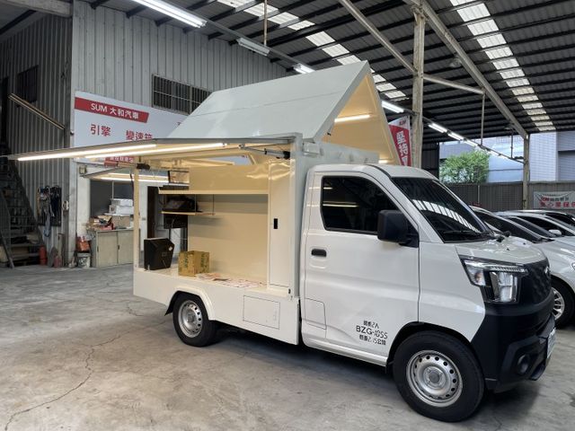 電動開啟車廂門板／含電視音響播放／整台改裝到好＋新車價約花80萬／現在只要59.8萬  第2張相片
