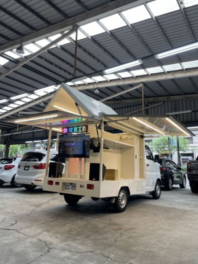 電動開啟車廂門板／含電視音響播放／整台改裝到好＋新車價約花80萬／現在只要59.8萬  第5張相片