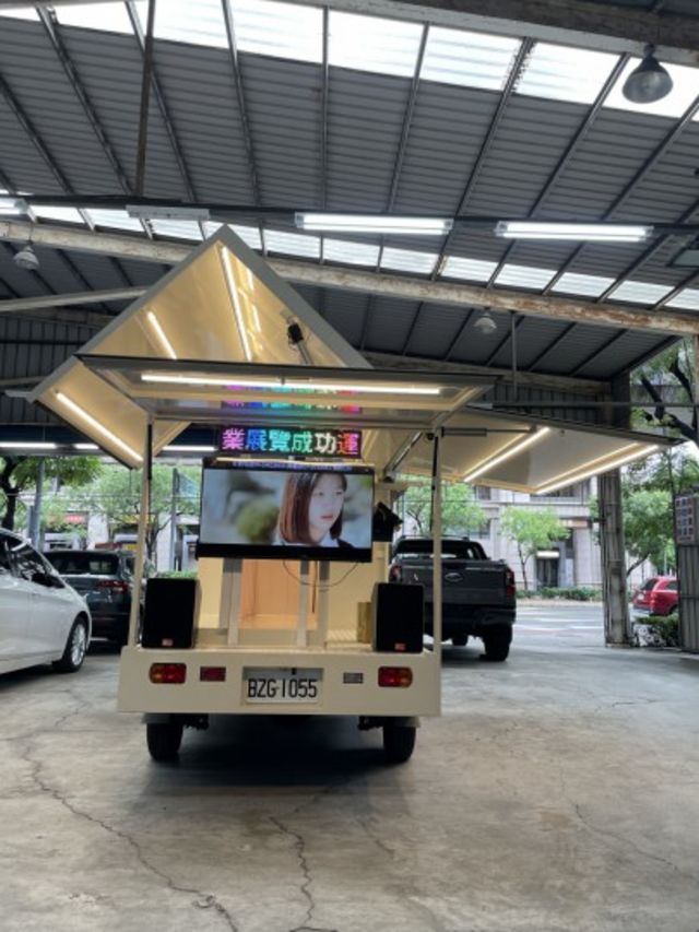 電動開啟車廂門板／含電視音響播放／整台改裝到好＋新車價約花80萬／現在只要59.8萬  第6張相片