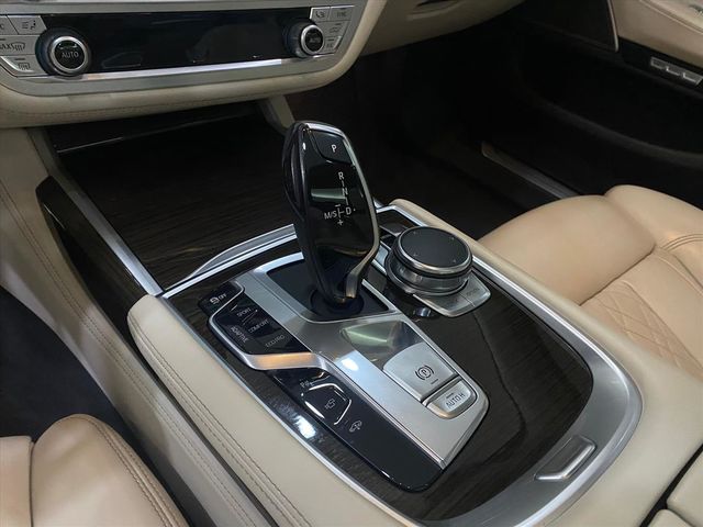 BMW 750  第4張相片