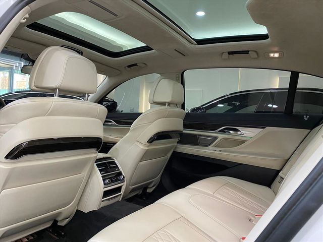 BMW 750  第11張相片