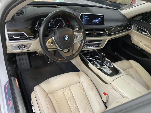 BMW 750  第13張相片