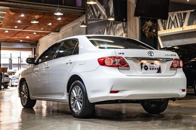 2013 Altis 車庫車內裝優車況佳  第4張相片