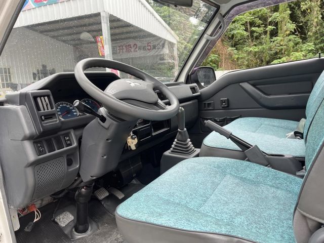 一手車原鈑件~車美內裝漂亮~2年5萬公里保固~可全額貸款  第9張相片