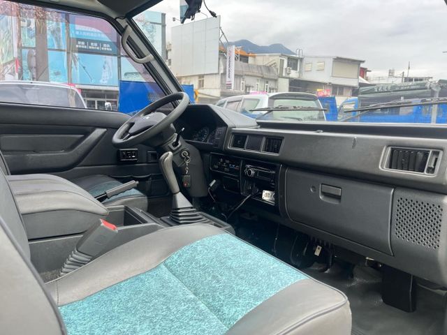 一手車皆原廠保養~8人座空間大載人載貨皆方便~只跑8萬多公里車況佳~~購買即享一年二萬公里保固~可全額貸款~  第8張相片