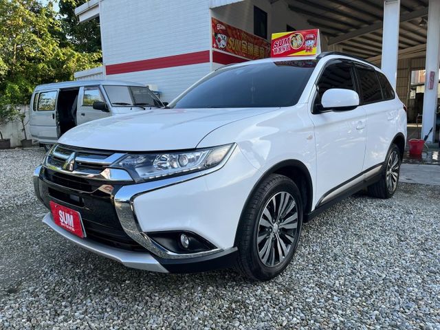 一手車~原廠保養全車原鈑件~ACC跟車~大螢幕安卓機~盲點偵測~車況優質~購車即享2年五萬公里保固可全額貸款  第3張相片