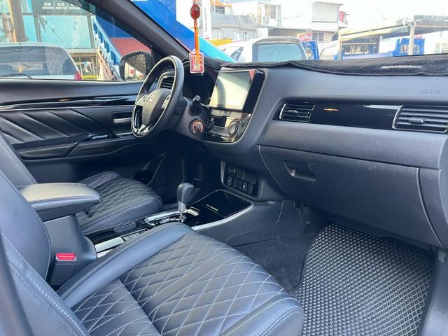 一手車~原廠保養全車原鈑件~ACC跟車~大螢幕安卓機~盲點偵測~車況優質~購車即享2年五萬公里保固可全額貸款  第7張相片
