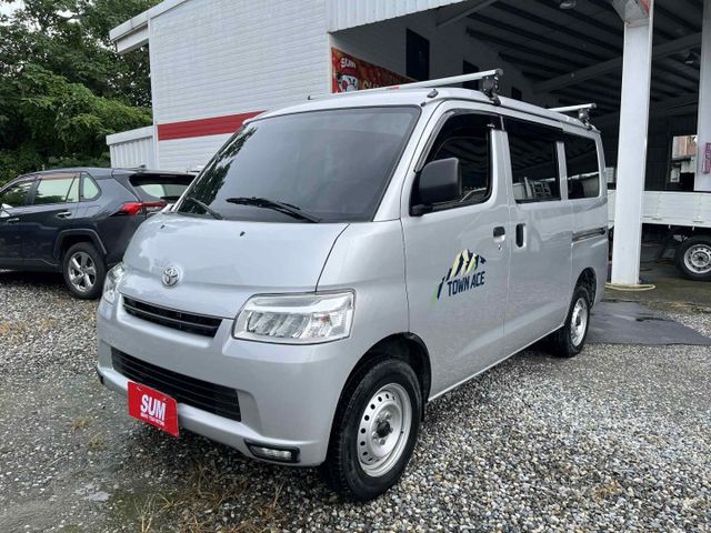 自排一手車~省油大空間~防滑胎壓氣囊循跡感應頭燈~商用車~露營車~原廠保固中~可全額貸款  第3張相片