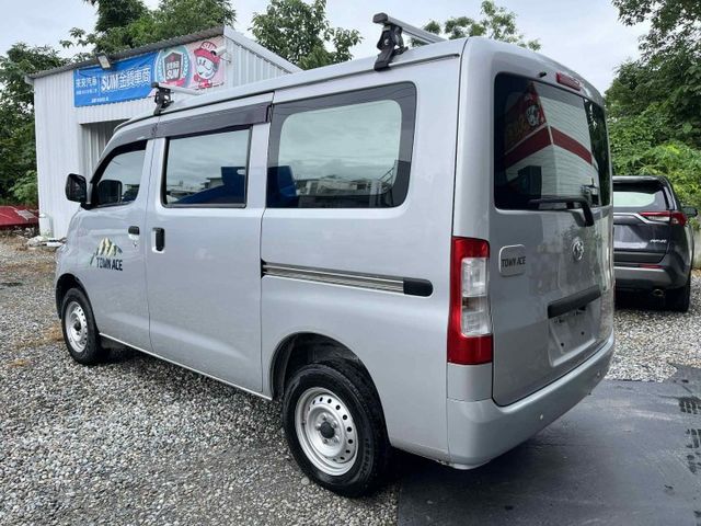 自排一手車~省油大空間~防滑胎壓氣囊循跡感應頭燈~商用車~露營車~原廠保固中~可全額貸款  第4張相片