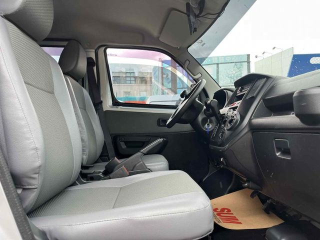 自排一手車~省油大空間~防滑胎壓氣囊循跡感應頭燈~商用車~露營車~原廠保固中~可全額貸款  第9張相片