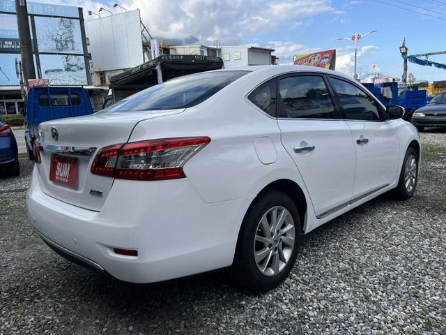 女用車原鈑件~恆溫~I KEY~定速~倒車顯影~認證優質代步車~可全額貸款  第6張相片