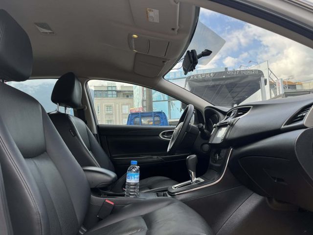 女用車原鈑件~恆溫~I KEY~定速~倒車顯影~認證優質代步車~可全額貸款  第7張相片