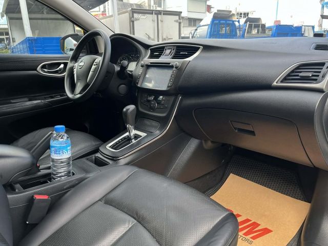 女用車原鈑件~恆溫~I KEY~定速~倒車顯影~認證優質代步車~可全額貸款  第8張相片