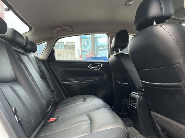 女用車原鈑件~恆溫~I KEY~定速~倒車顯影~認證優質代步車~可全額貸款  第9張相片