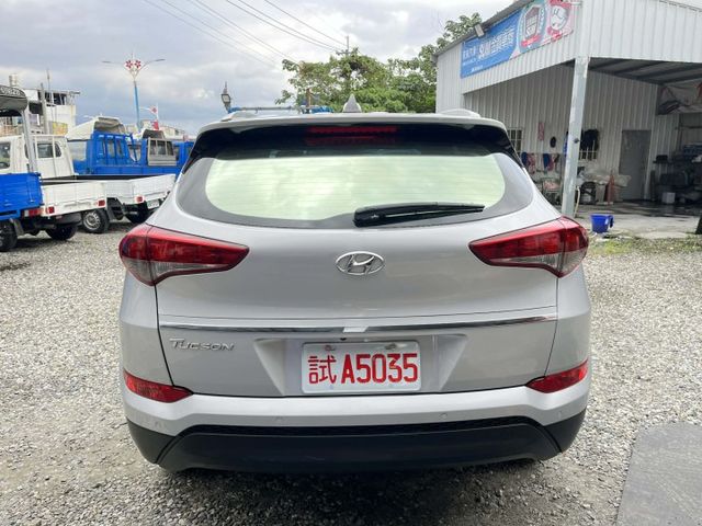 汽油時尚版~免鑰匙~摸門解鎖~電動椅~原廠影音大螢幕~四顆新輪胎~全車原鈑件皆在原廠保養~可全額貸款~  第5張相片