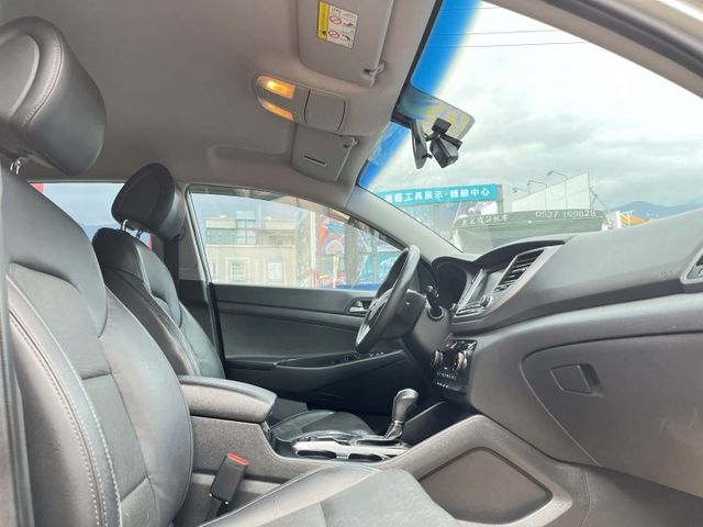 汽油時尚版~免鑰匙~摸門解鎖~電動椅~原廠影音大螢幕~四顆新輪胎~全車原鈑件皆在原廠保養~可全額貸款~  第7張相片