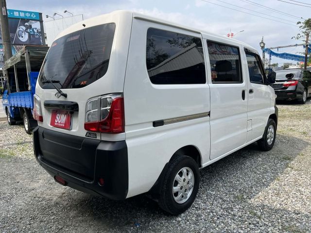 自排車~全車原鈑件~認證車~雙安全氣囊~定速~盲點~鋁圈~內外漂亮~兩年五萬公里保固可全額貸款~  第4張相片