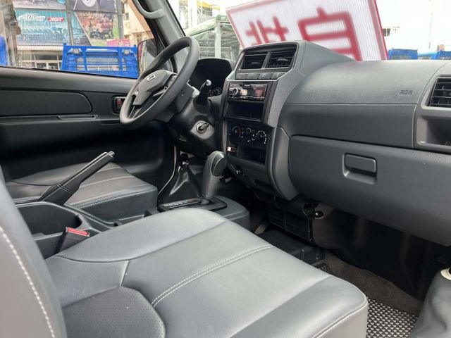 自排車~全車原鈑件~認證車~雙安全氣囊~定速~盲點~鋁圈~內外漂亮~兩年五萬公里保固可全額貸款~  第7張相片