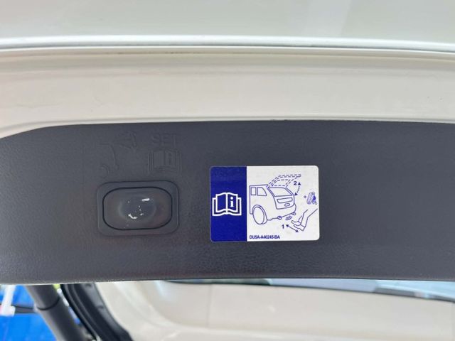 旗艦全景天窗~腳踢尾門~I KEY~摸門~電子手剎車~全車原鈑件~內外漂亮~優質車況~可全額貸款  第11張相片