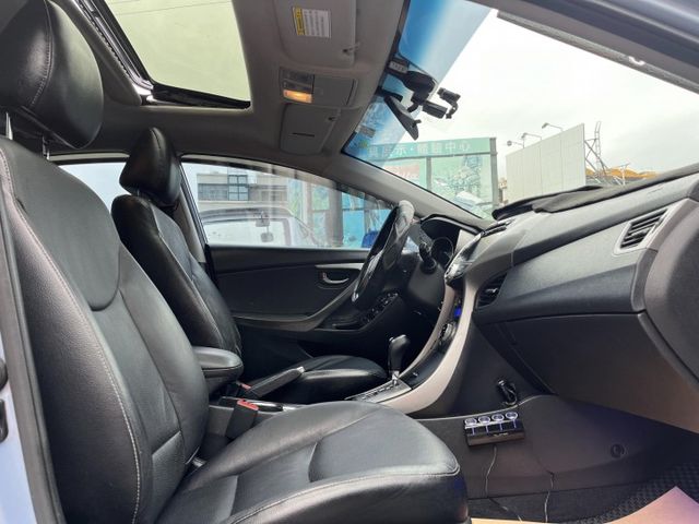一手車~頂級版~原鈑件認證車~I KEY~摸門~電動椅~定速~天窗~恆溫~可貸款  第7張相片